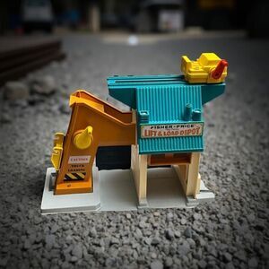 1976 Vintage Fisher Price Little People #942 LIFT AND LOAD DEPOT & Accessories